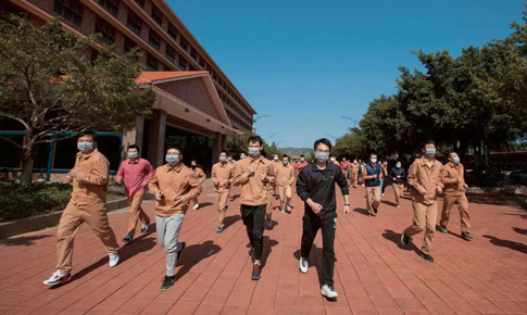组织“跑在阳光下，，，，，，，跑进康健里”体育活动